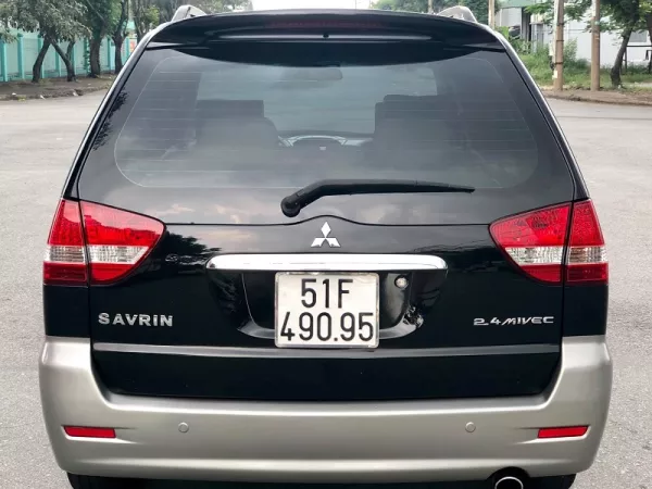 Dịch vụ thay kính chắn gió xe Mitsubishi Savrin tận nơi
